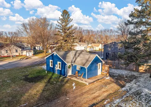 Charming 2-bedroom cottage in delightful Willmar with WiFi, AC