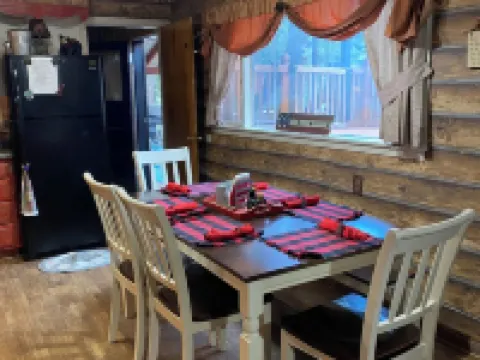 Mountain Cabin walking distance to Park and Brewery. Level off street parking. 클라우드크로프트 호텔