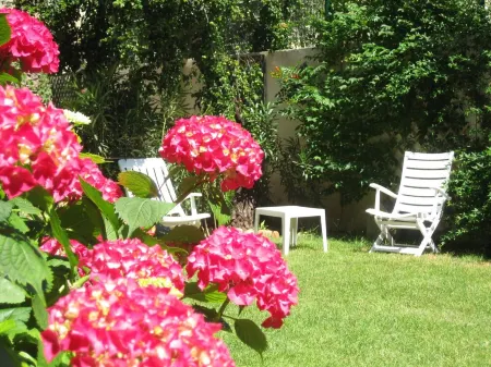 Spacious garden center of Pezenas Отели рядом с достопримечательностью «Camping Les Cigales , 3 étoiles»