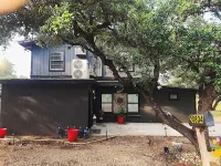 Relaxing cabin, dock accessible just steps away from Lake Travis. Dog friendly!