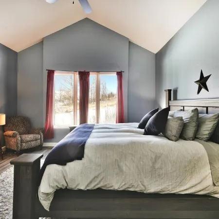 Eden Mountain Home - 7 Bedrooms on Three Floors