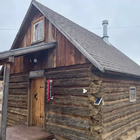 Charming farmhouse in Historic Spring City with AC, WiFi, and full kitchen.