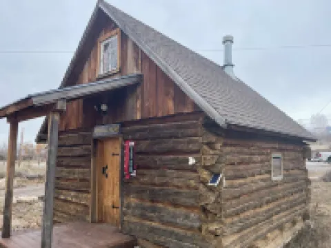 Charming farmhouse in Historic Spring City with AC, WiFi, and full kitchen.