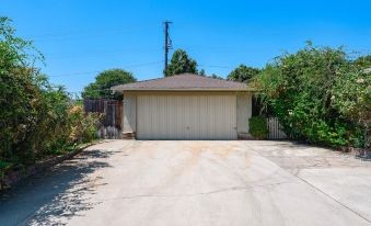 Spacious Retreat w Large Kitchen Outdoor Patio