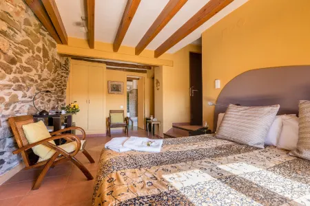 Hotel Cal Llop Отели в г. Эль-Масроч