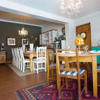 Loddeys Guesthouse Hotels near Koop Sentrum
