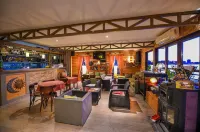 San Art Floating Hostel & Apartments