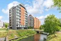 Aura III Apartments & Free Parking by Downtown Apartments