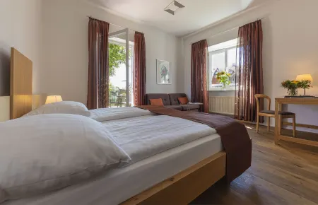 Dom Hotel Отели рядом с достопримечательностью «Textil- und Industriemuseum»