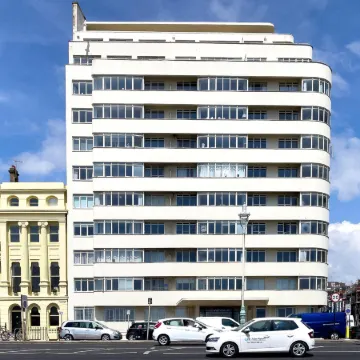 Deco Seafront - Seafront Apartment - Sleeps up to 6