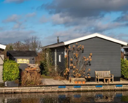 Canal-Side Stay, Giethoorn Hotels in Giethoorn