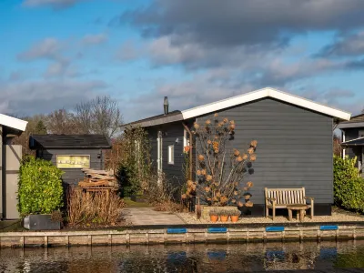 Chalet in Giethoorn With Lake Views Отели в г. 