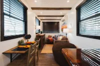 The Hacienda Beautiful New Container Home 12 Min to Magnolia Hotels in Elm Mott
