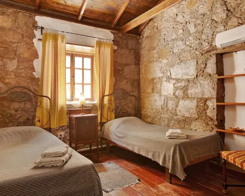 House Sleeps6-Parking-Garden-Pool in Summer-Pet Hotels in Comarca Centro