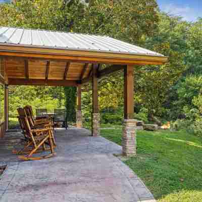 Sharp Hollow by Beyond Expectations W Hot Tub Hotel Exterior