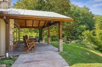 Private 15 Acres Wpond, Hot Tub, Game Room