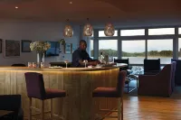 One Marine Drive Boutique Hotel & Spa by the Living Journey Collection - bar