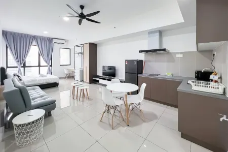 Alinea Luxury Condominiums, Shah Alam - Smarthome Отели рядом с достопримечательностью «UOA Business Park Property Gallery»