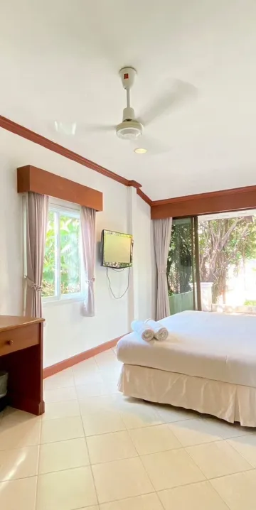 ห้องดีลักซ์พร้อมระเบียงและวิวสวน