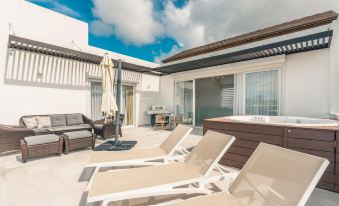 Penthouse w Jacuzzi Incl at Lake View