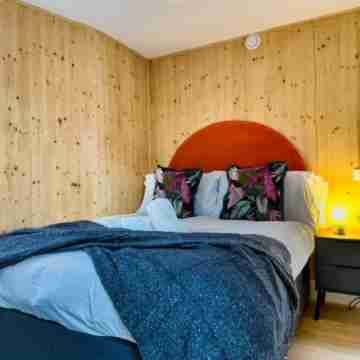 Green Mews 2 with Free Parking - by My Getaways Rooms