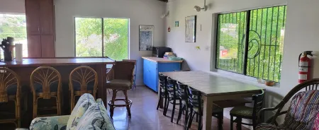 Tillett Gardens Guest House Отели в г. Тату