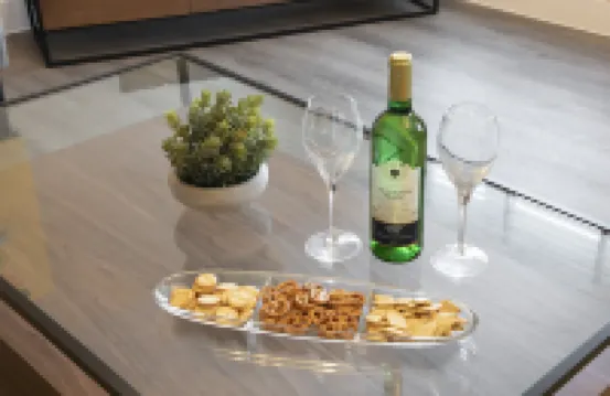 Elliot Oliver - Luxurious Two Bedroom Apartment with Parking