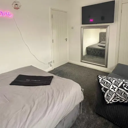 HouseSleeps5-Garden-Parking-Petsok-Near Locks