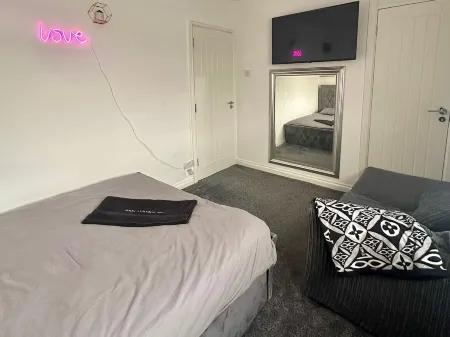 HouseSleeps5-Garden-Parking-Petsok-Near Locks