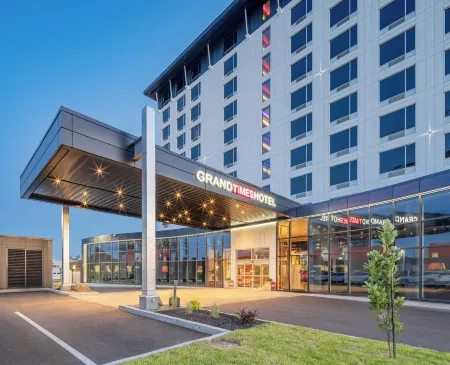 Grand Hôtel Times Lévis Отели рядом с достопримечательностью «Парк Солей»