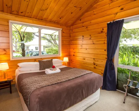 Tatahi Cove Back Packer Hotels in Hahei