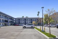 Hyland Inn Near Pasadena Civic Center - parking
