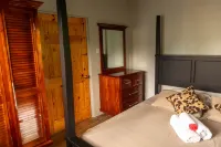 Topaz Apartment Villa - Mountain View Villa Hotels near Diamond Falls Botanical Gardens & Mineral Baths