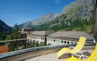 Thermal Hotels & Walliser Alpentherme Leukerbad - vue sur la montagne