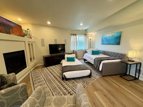 Creekside Mountain View Retreat, Hot Tub, Sleeps 14, 6 Kings, 5 Bathrooms