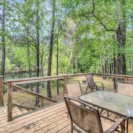 Lake Palestine Retreat – Dock, Fire Pit & Serene Views