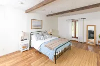 Sunset Lake House w Hot Tub, 4 fireplaces & kids bunkroom!