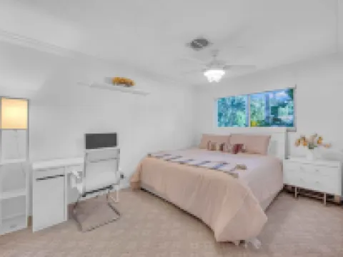 Sunny Florida Escape: Private Heated Pool, Hot Tub, Putting Green, Beach Nearby! Hotels in Lighthouse Point