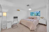 Sunny Florida Escape: Private Heated Pool, Hot Tub, Putting Green, Beach Nearby!