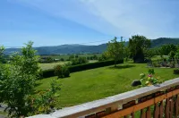 Pleasant house in the heart of the Auvergne volcanoes, Sancy massif Hotels in Saint-Diery