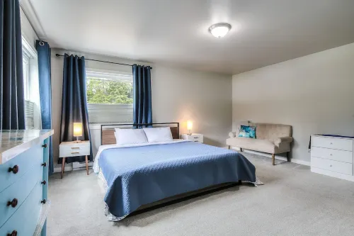 Hot Tub, Game room, Fire Pit, Unlimited Hot Water, with stunning mountain view!