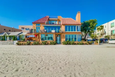 Waterfront Patio and Dining - Charming Coastal Retreat Отели рядом с достопримечательностью «Ошен Дискавери Институт»