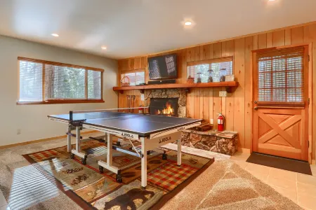 Fireplace, Wrap-Around Deck, and Ping Pong Table - Charming Retreat