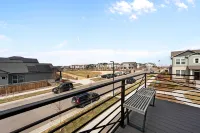 Spacious Kitchen and Breathtaking Mountain Views - Luxurious Escape