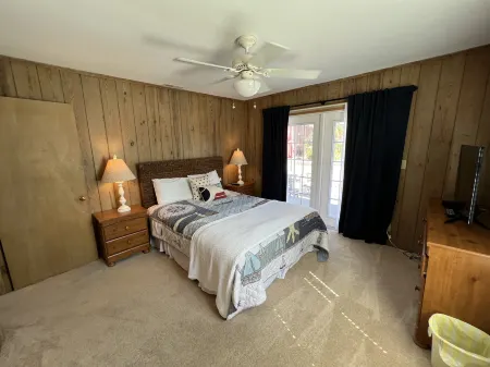 Spacious Deck and Screened Porch - Charming Coastal Retreat Отели в г. Джорджтаун Каунти