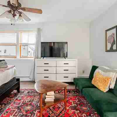 Smoke FREE Studio- walk to beaches, downtown! 5 min drive to Historic Salem! Rooms