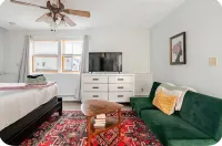 Smoke FREE Studio- walk to beaches, downtown! 5 min drive to Historic Salem!