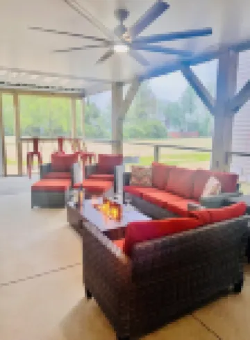 Modern 3-bedroom house in Colonial Beach with access to pool and private hot tub