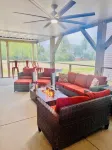 Modern 3-bedroom house in Colonial Beach with access to pool and private hot tub