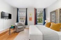 Charming Retreat with Fully Equipped Kitchen - Cozy Urban Oasis